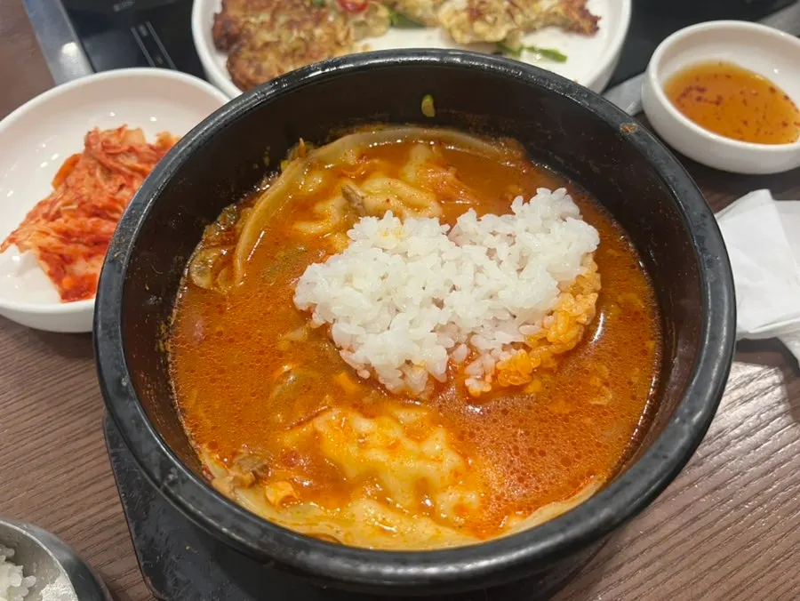 Mandu mashed into the broth of mandu jjabagi