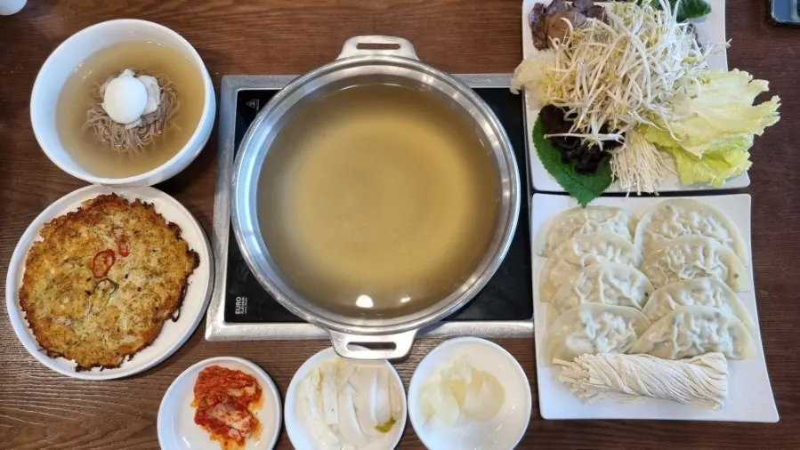 Mandu hot pot and side dishes served all at once