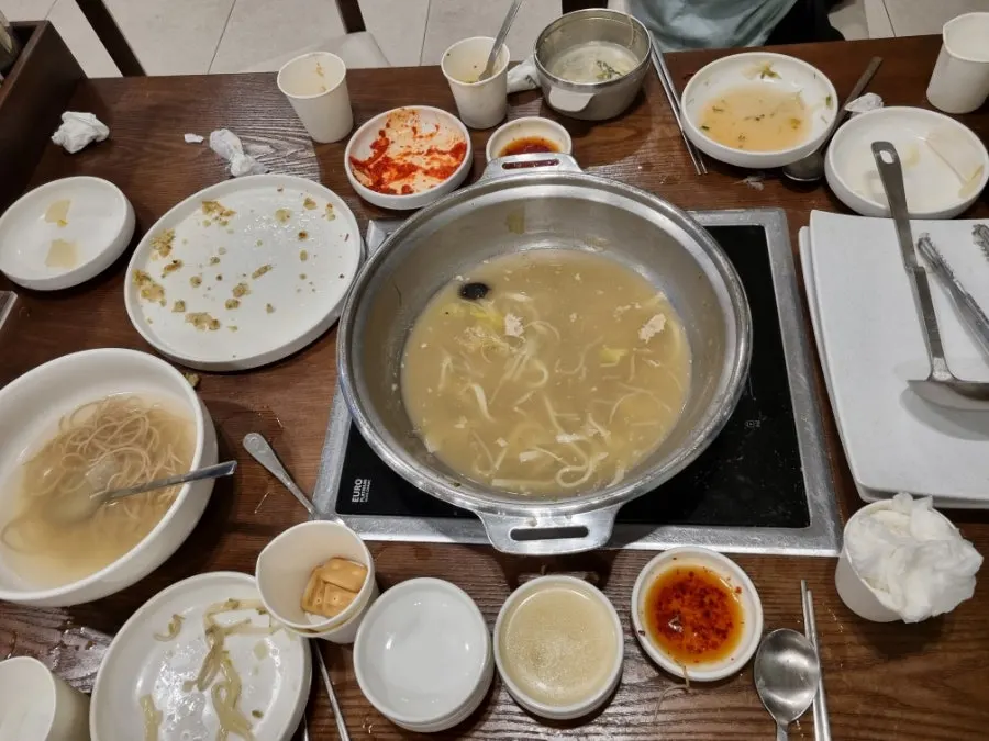 The finished mandu hot pot after boiling in the knife-cut noodles