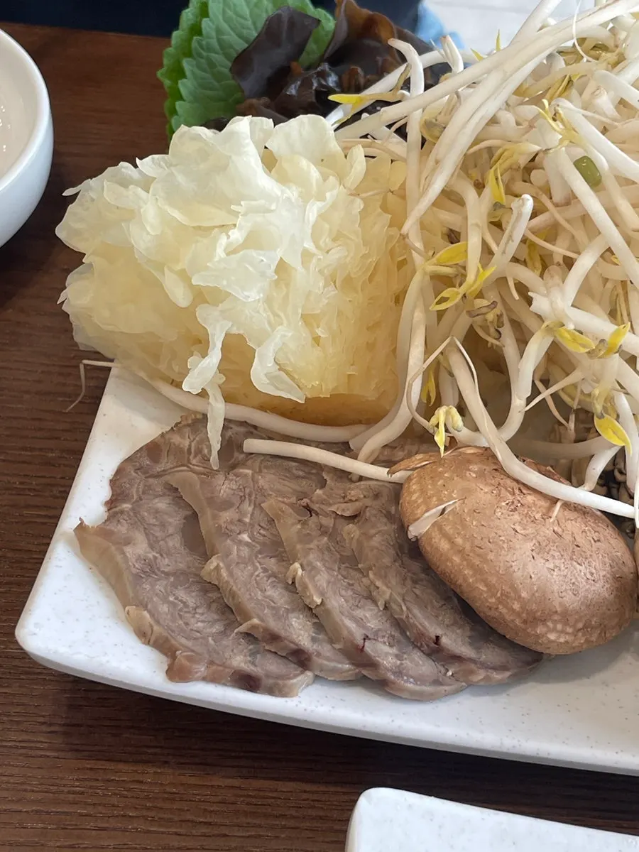 Beef shank slices placed on top of the hot pot