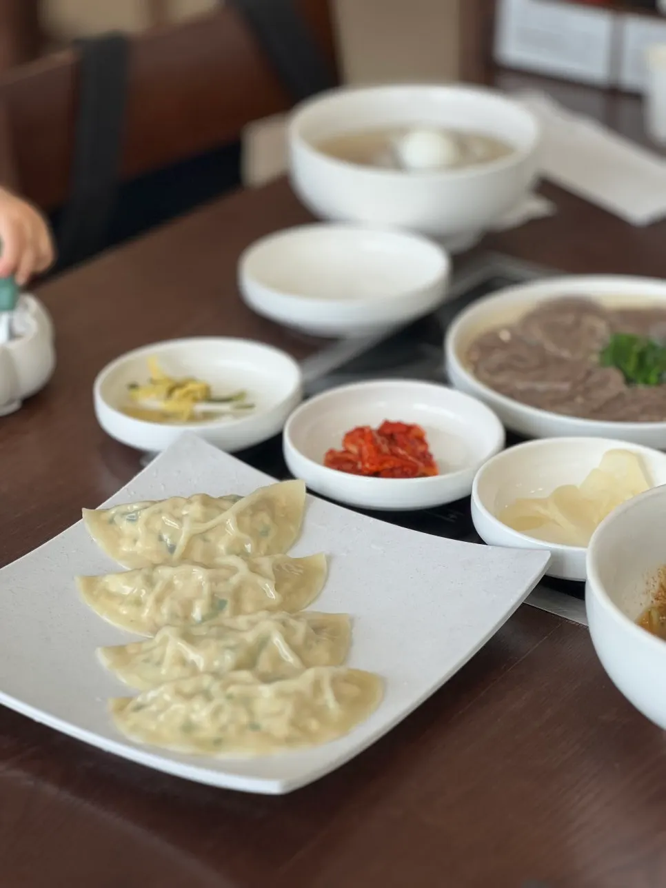 A freshly steamed Pyeongyang mandu platter