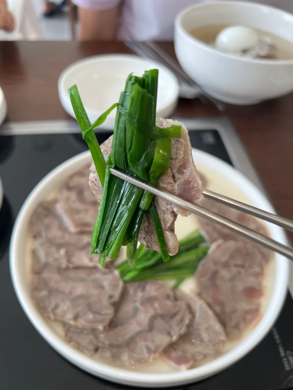 Arongsatae suyuk served with scallion strips and special sauce