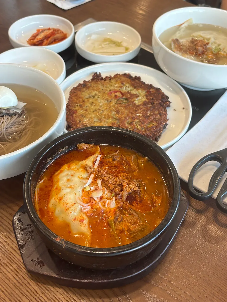 깨끗하게 관리된 매장 내부 화장실
