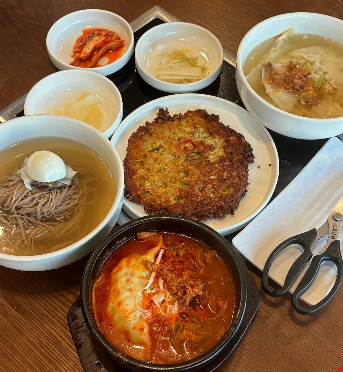 백김치와 단무지가 놓인 부벽정평양만두 한 상