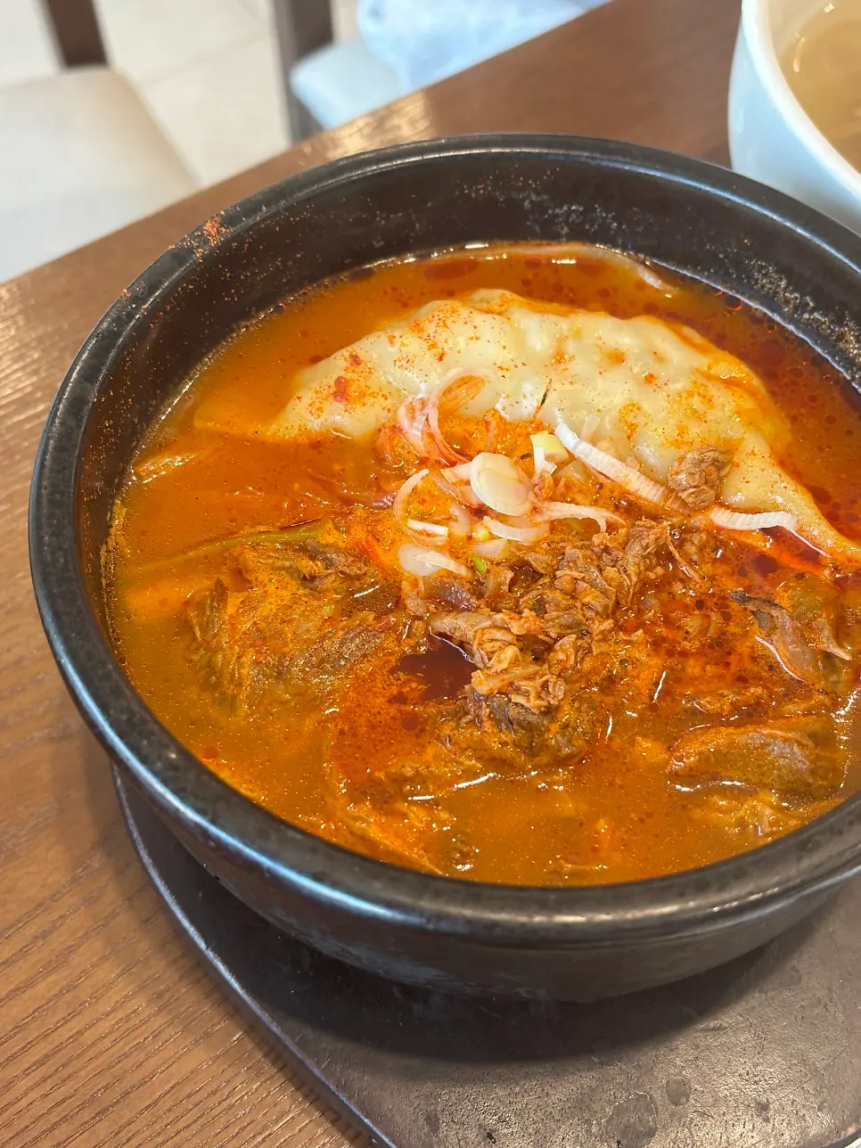 맑은 육수의 평양만둣국 한 그릇