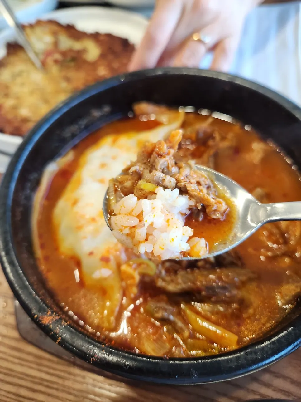 얇은 만두피가 보이는 평양만두 단면