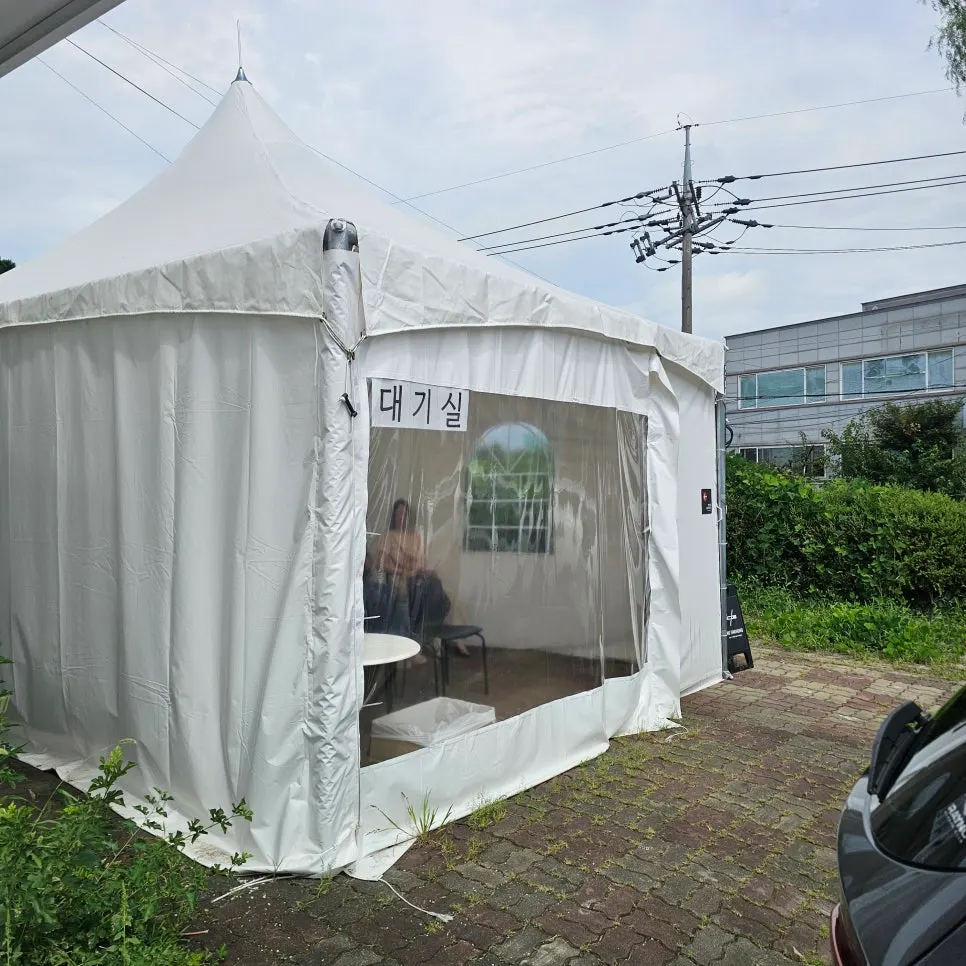 店の外の待機用テントと椅子