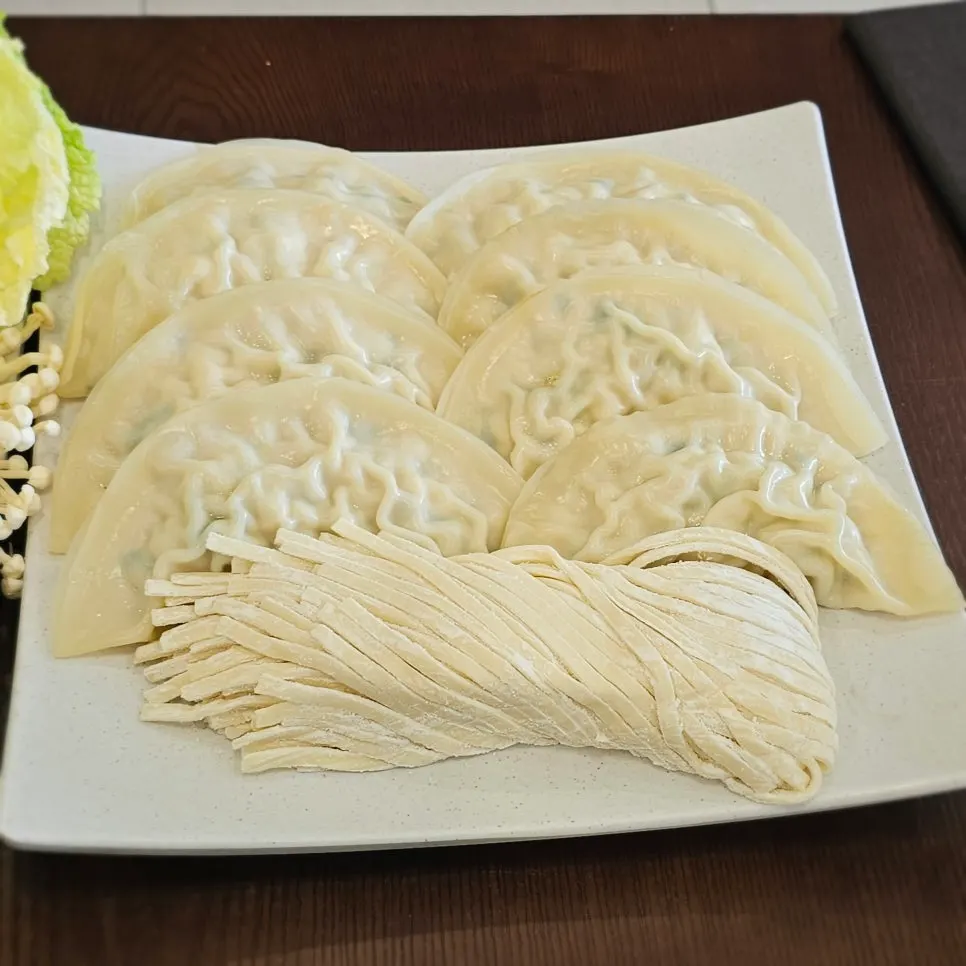 マンドゥ8個と平たいカルグクスの生麺