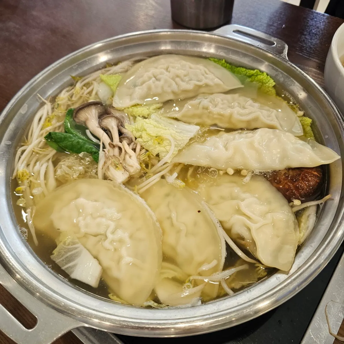 在汤汁中膨胀的平壤饺子