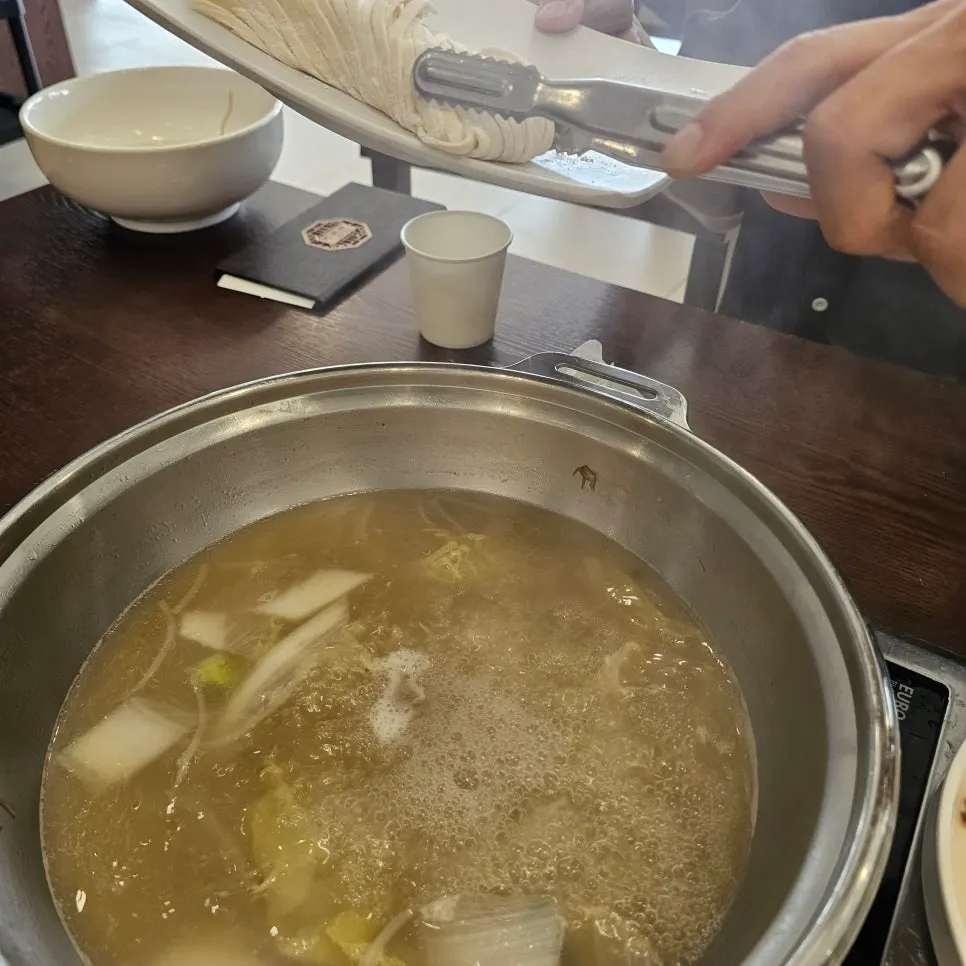 鍋に入れるカルグクスの麺