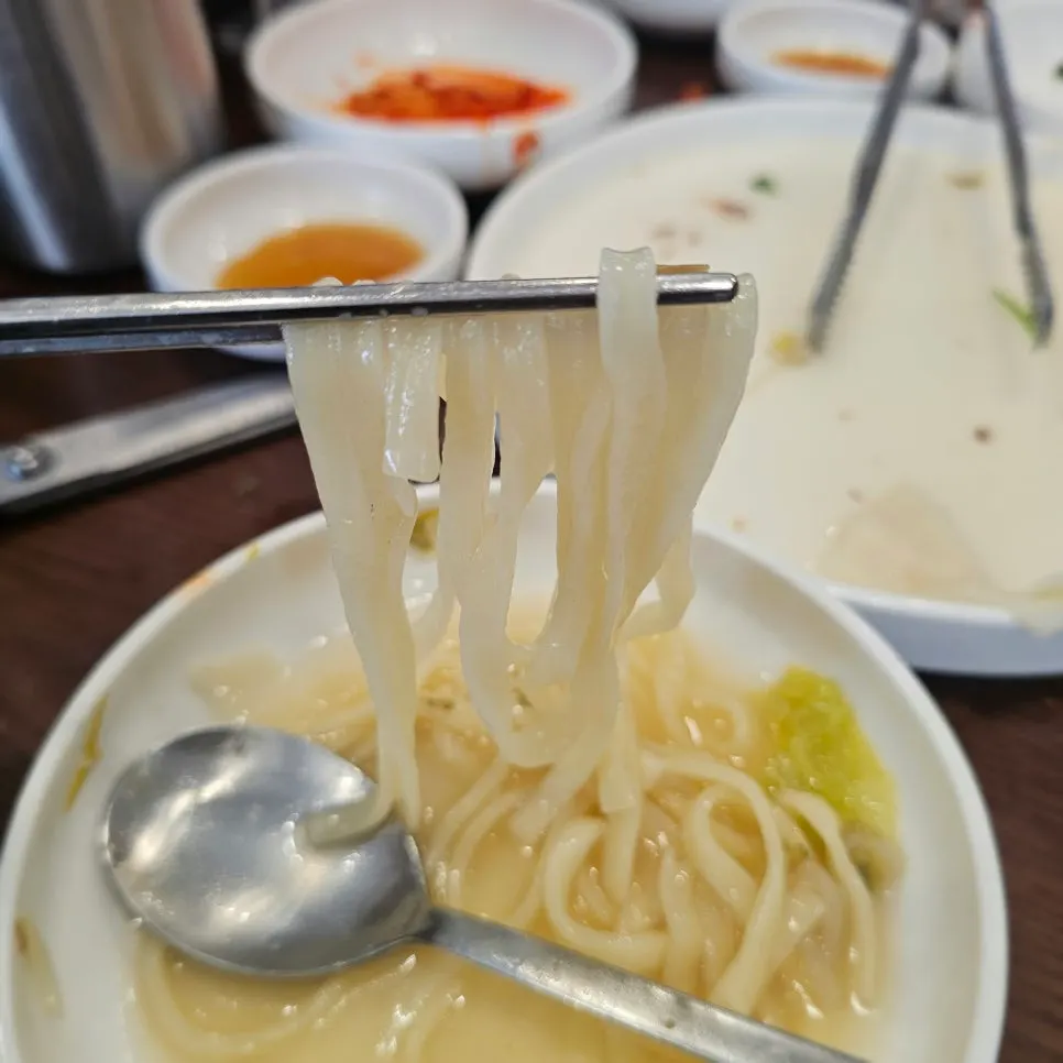 麺の茹で時間を計るテーブルの砂時計