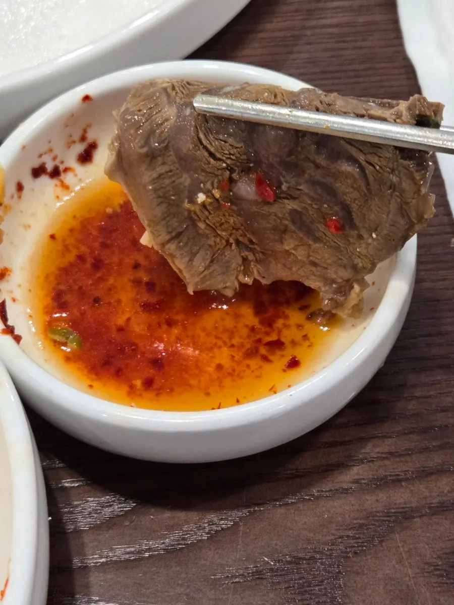 향신장에 찍은 평양만두 한 입