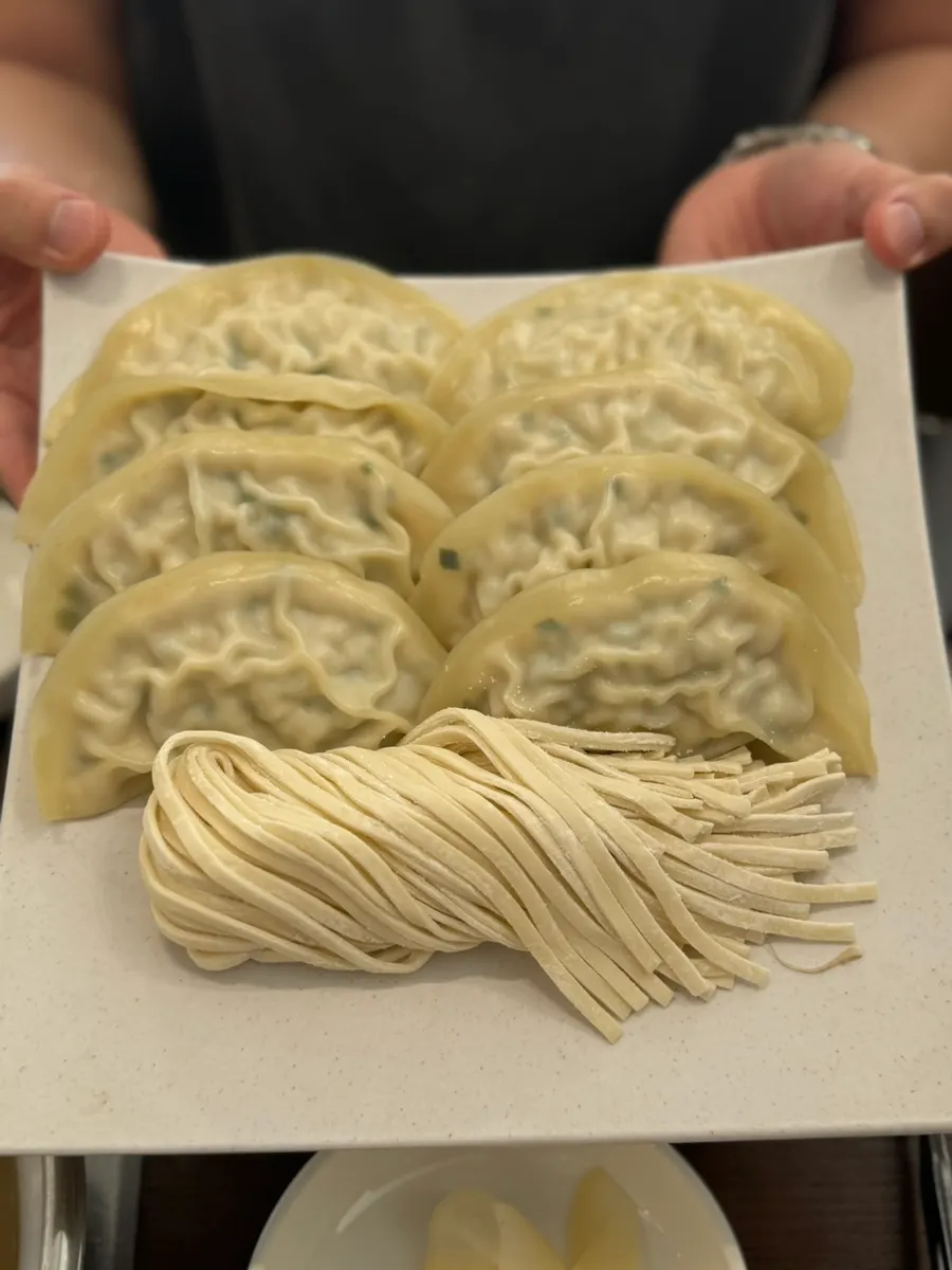 Eight Pyeongyang dumplings with knife-cut noodle sarigi