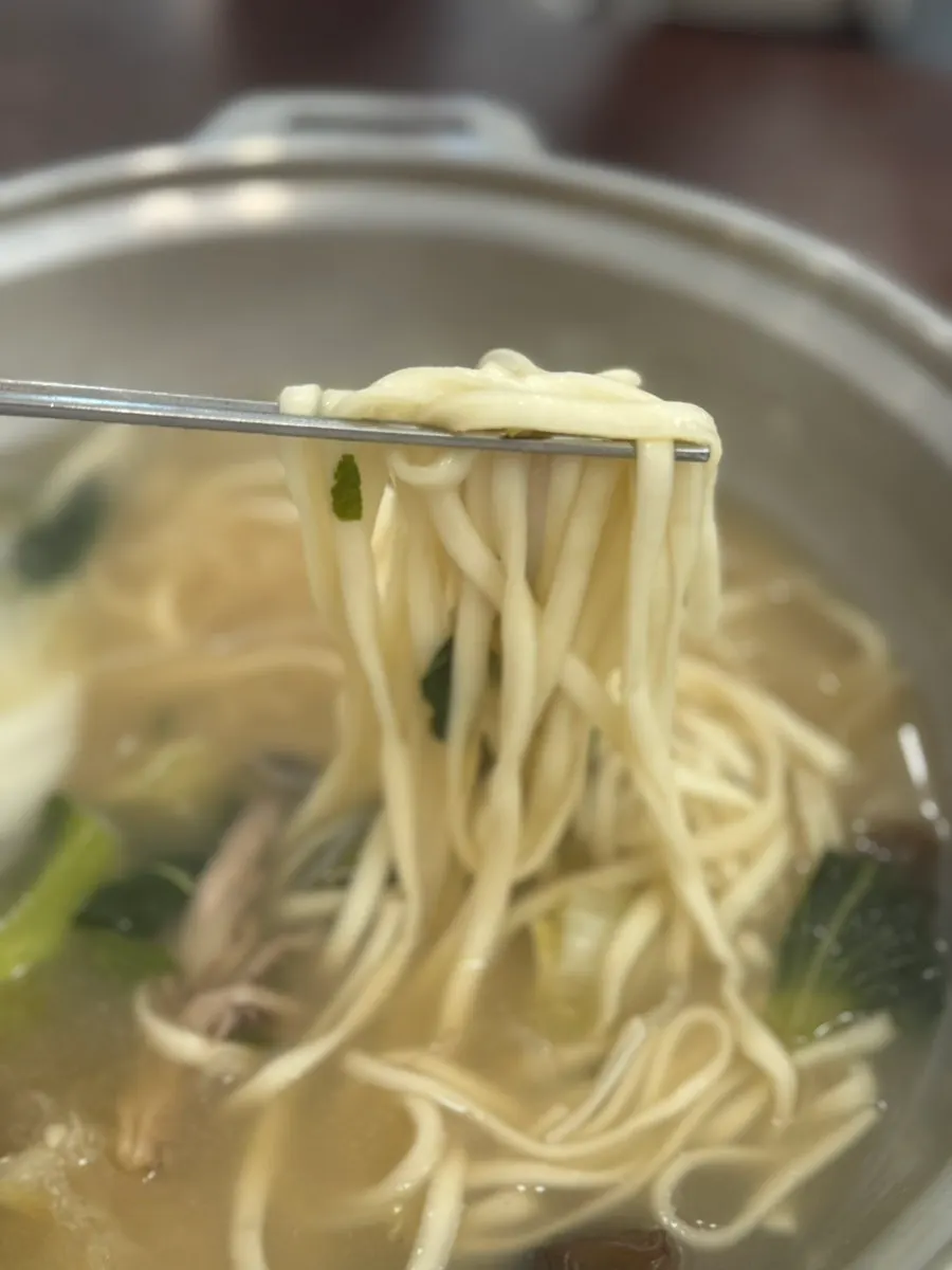 Knife-cut noodles boiled in the mandu hot pot broth