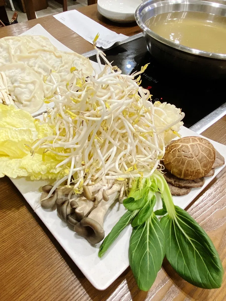 Two-serving Pyeongyang mandu hot pot set