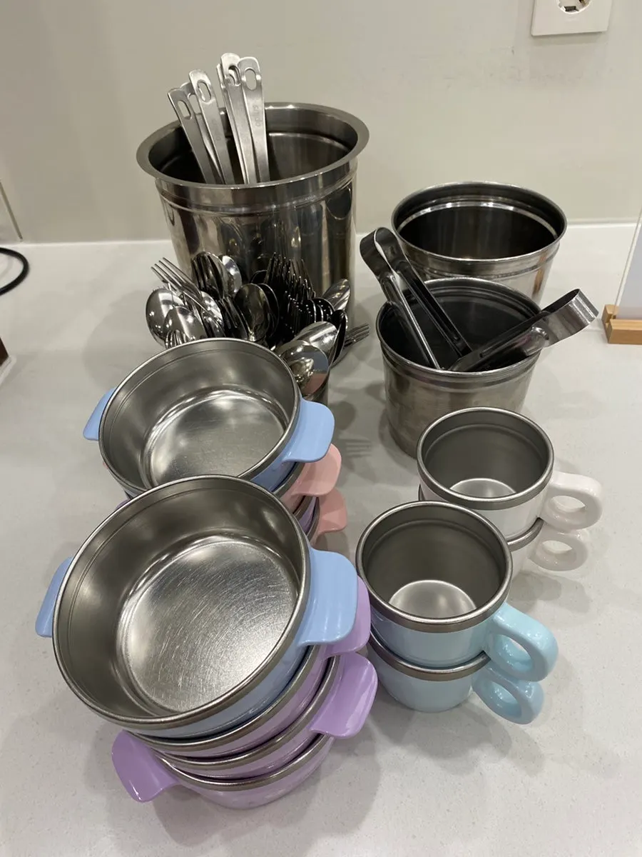 Self bar with extra broth and tableware