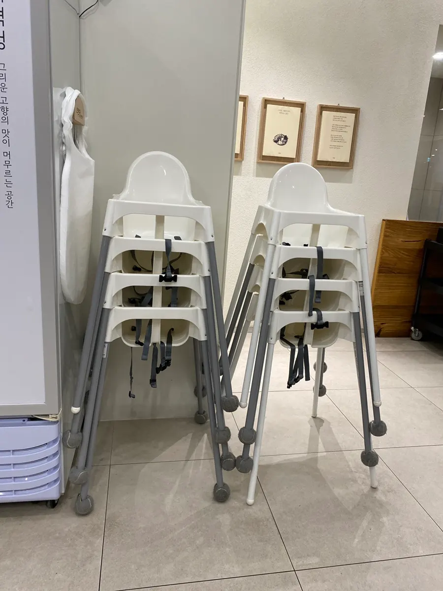 Self bar with takeout containers and children's tableware