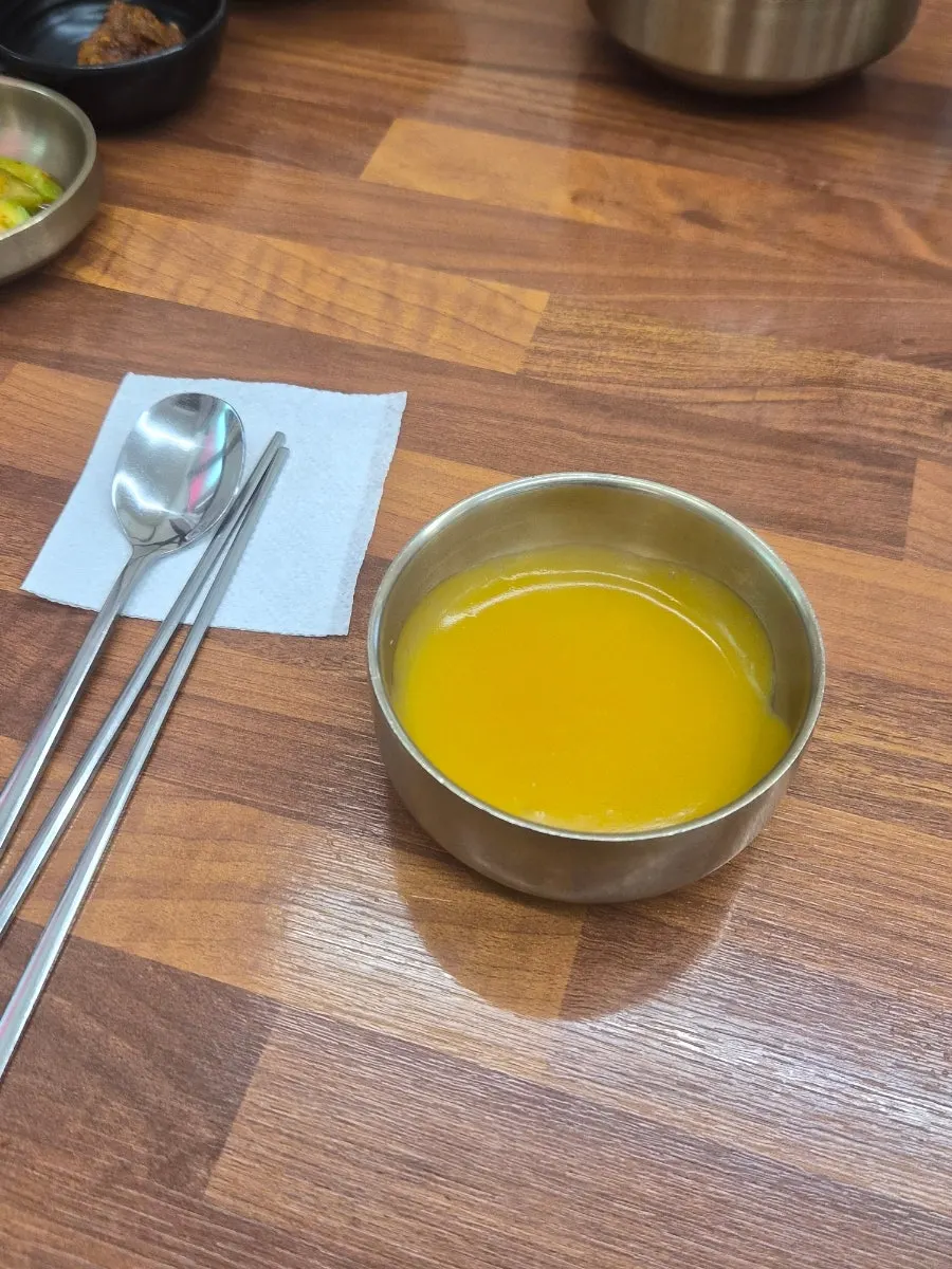 식전에 나온 죽 한 그릇