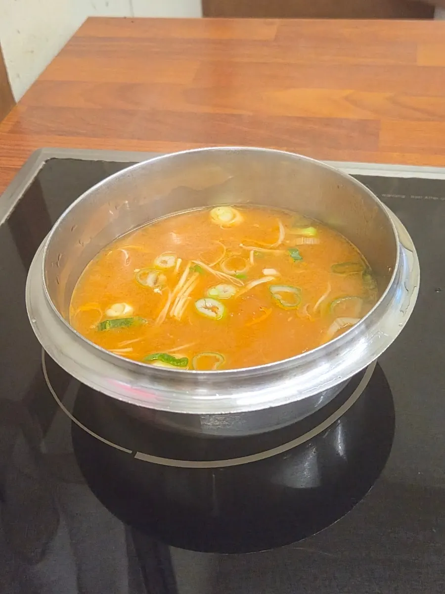 테이블에서 끓고 있는 된장찌개