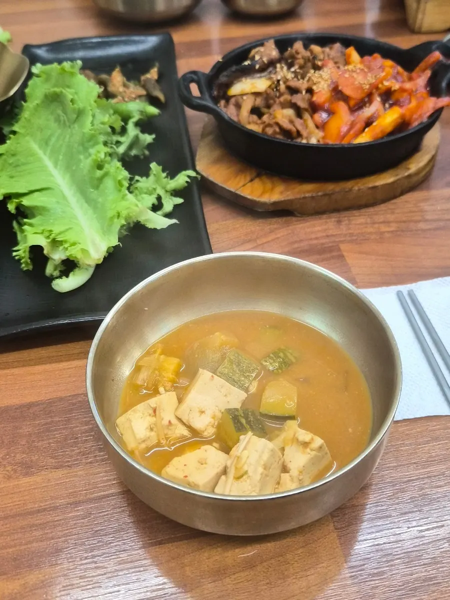 팔팔 끓은 들꽃쌈밥 된장찌개