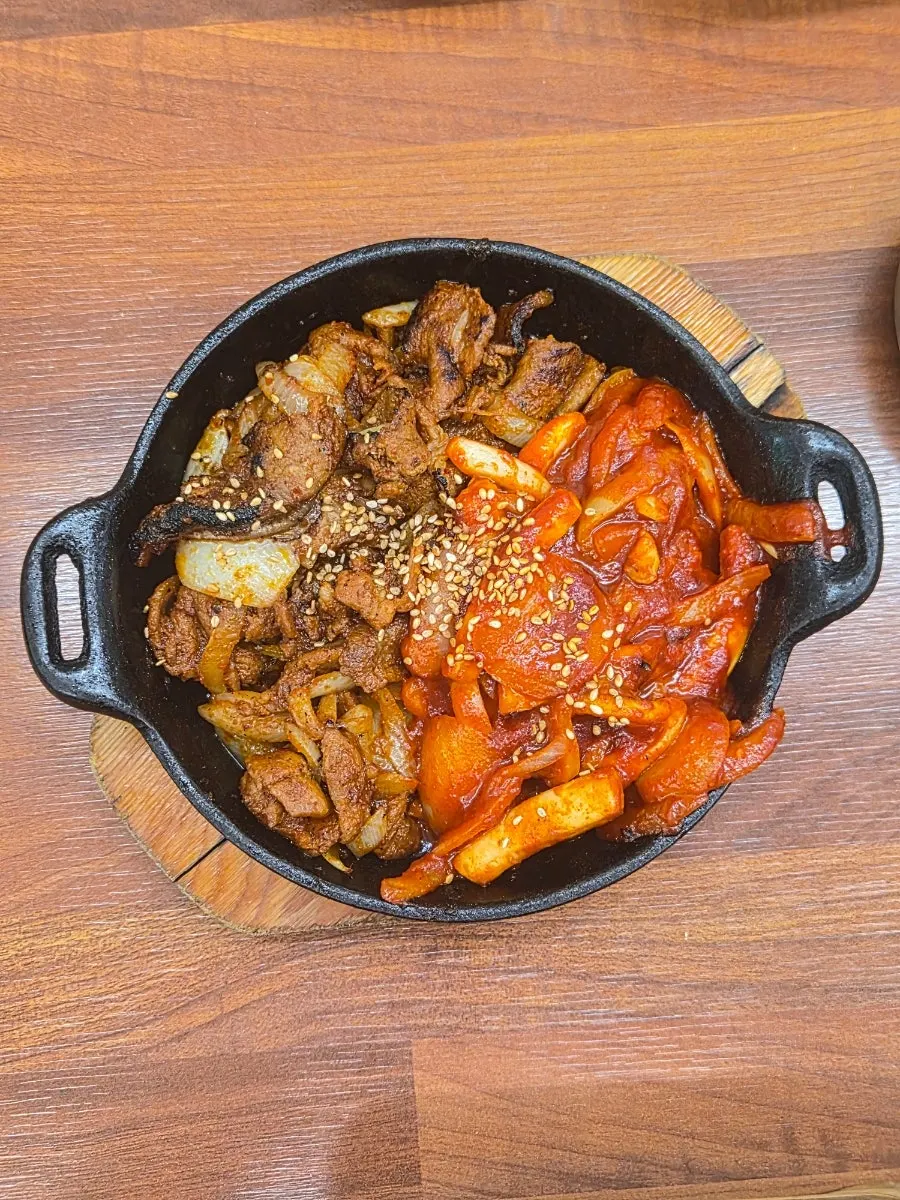불향 가득한 제육볶음 접시