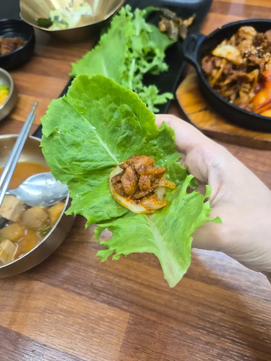 쌈에 싸 먹는 제육과 밥