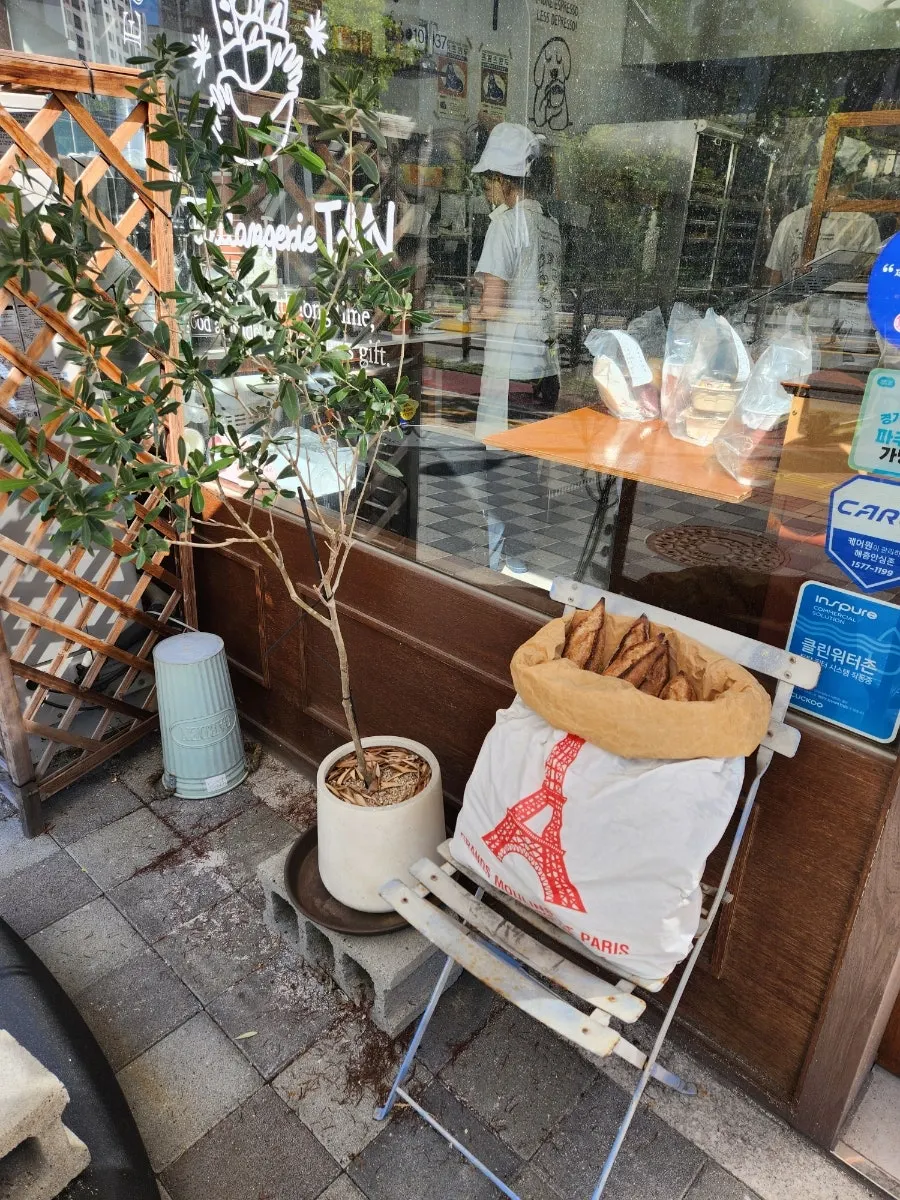 Boulangerie Tan at opening time