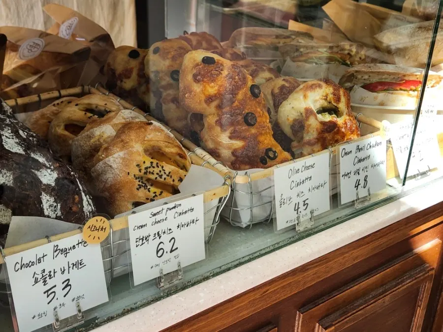 Interior atmosphere of Boulangerie Tan