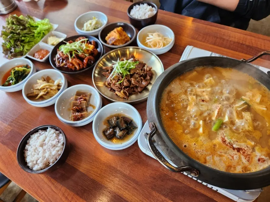 주문 후 세팅된 수저와 테이블