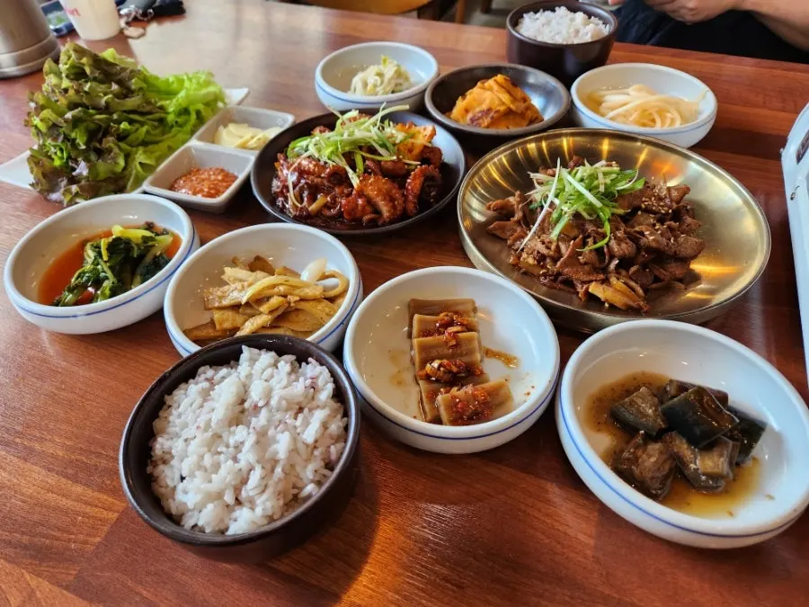 차려지기 시작한 밑반찬 접시들