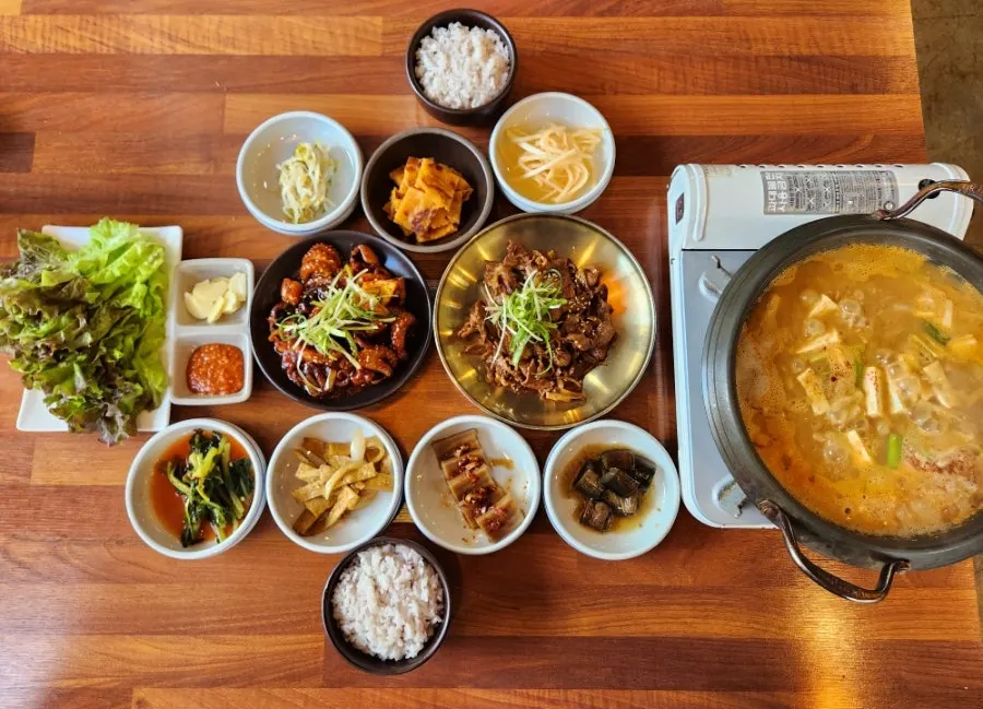 정갈하게 담긴 나물과 김치 반찬