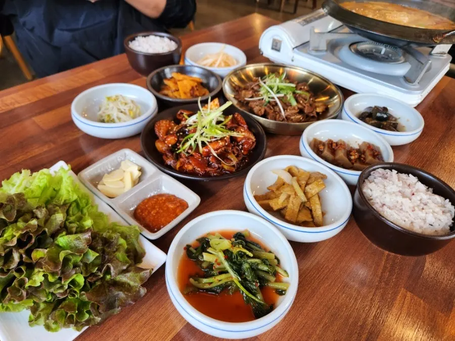쌈 채소와 마늘, 쌈장 접시