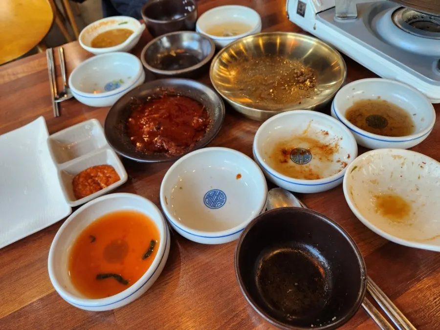 식사 후 깨끗하게 비운 빈 접시들