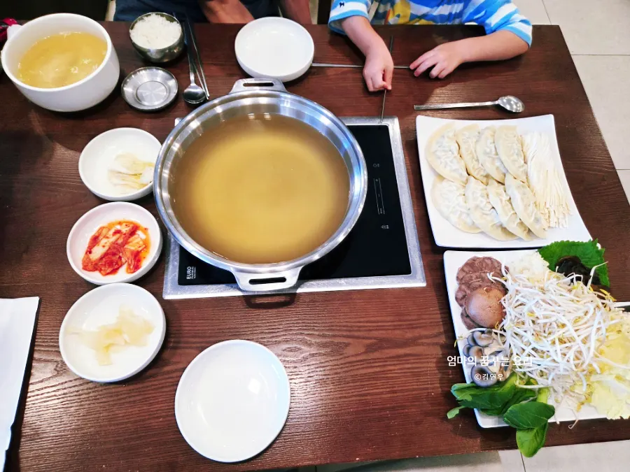 채소와 만두가 담긴 만두전골