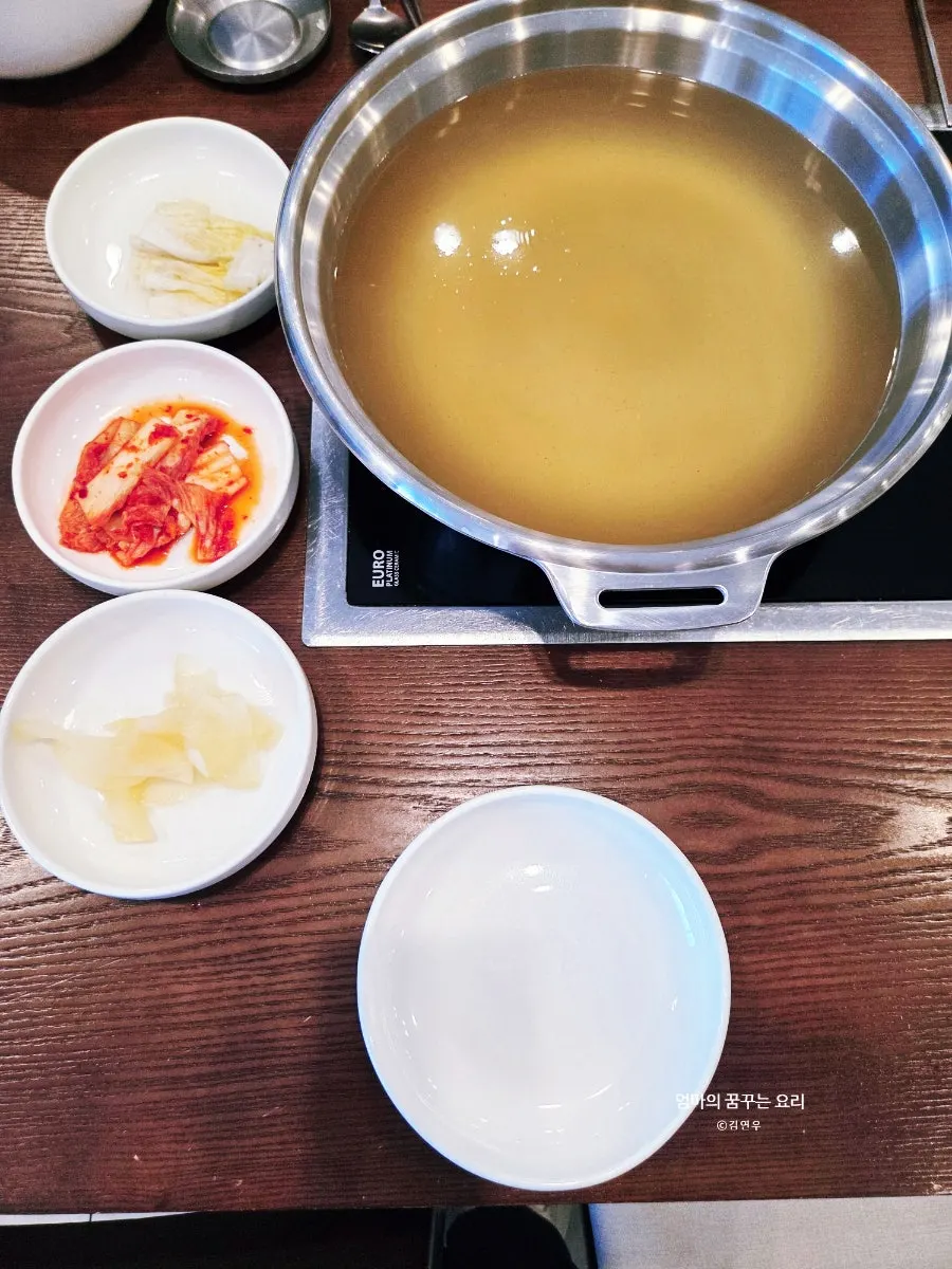 큼직한 만두가 담긴 만두전골