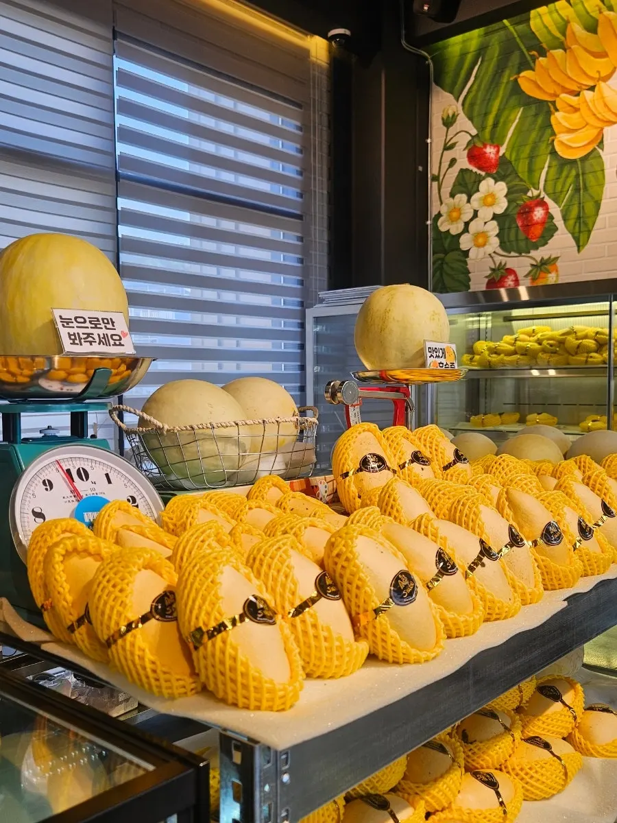 マンゴーの箱がぎっしり並ぶ店内の一角