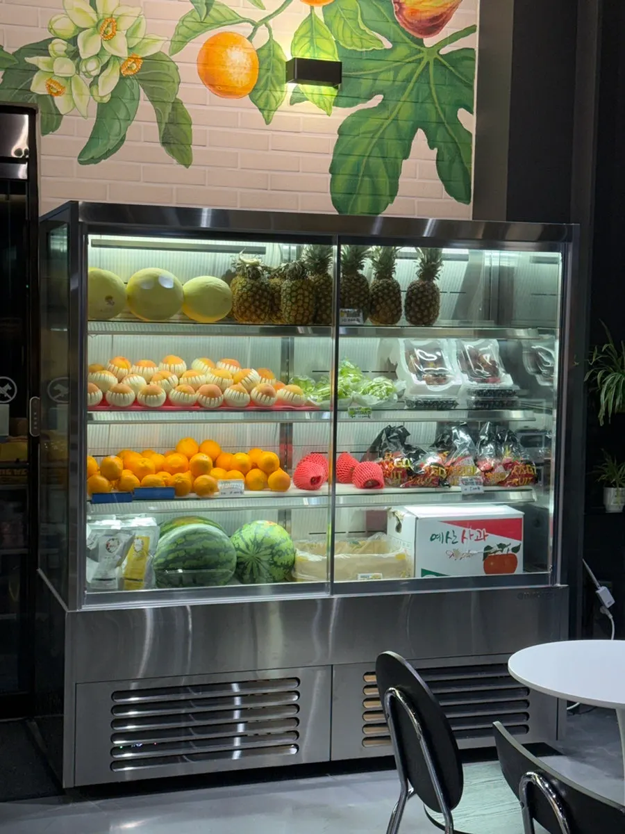 Sudut peti sejuk dengan tembikau dan buah segar lain