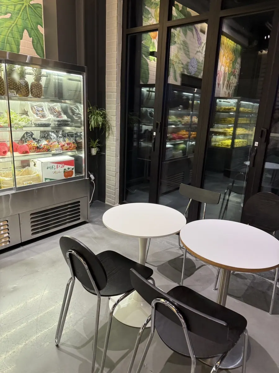 Tempat duduk dalam Fruit Forest Paju Direct Store