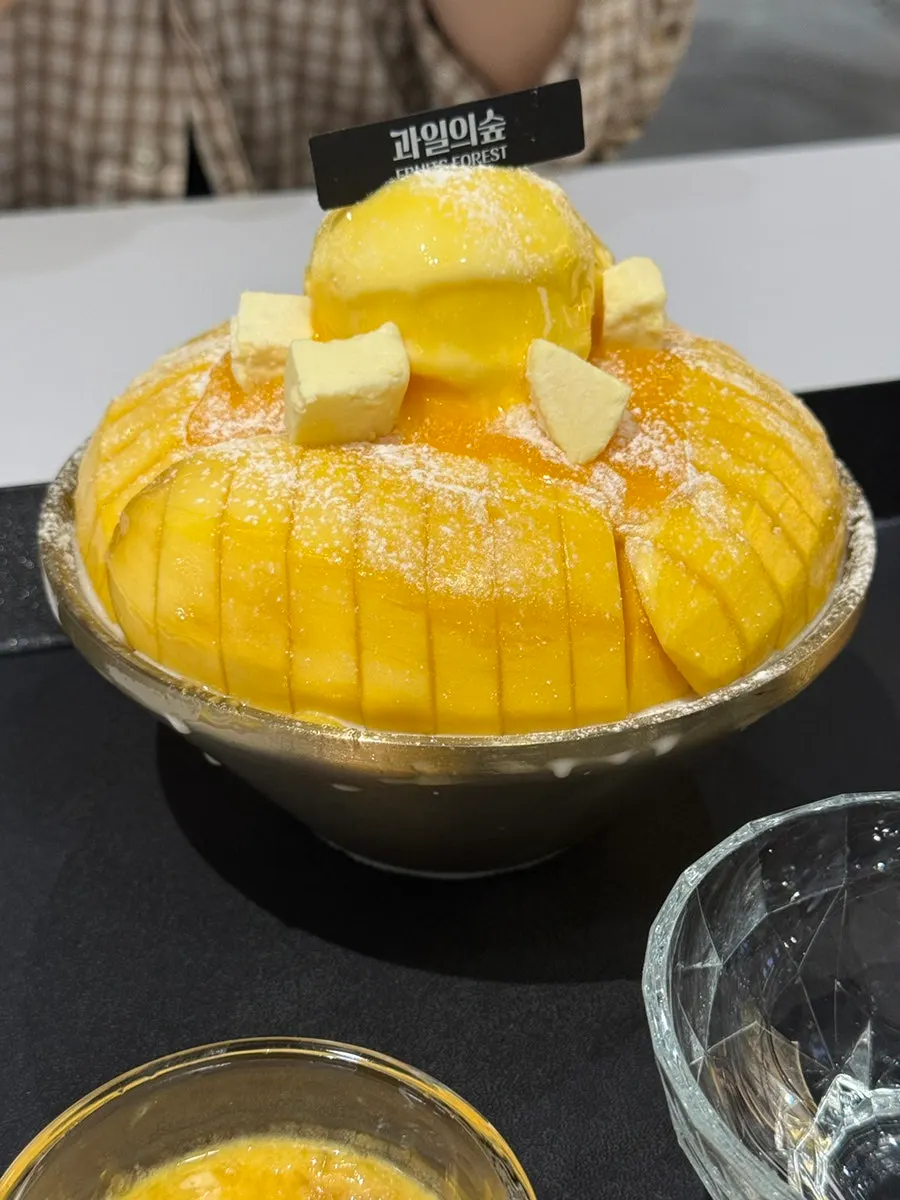 Bingsu ais salji mangga segar di atas meja