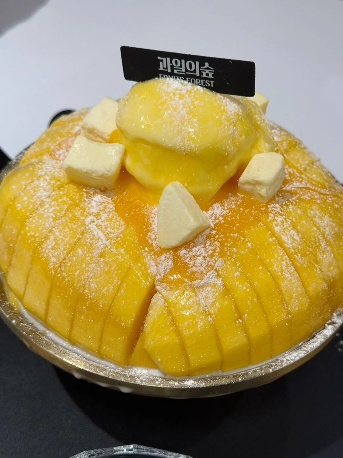 Mangga segar di atas ais salji dalam bingsu