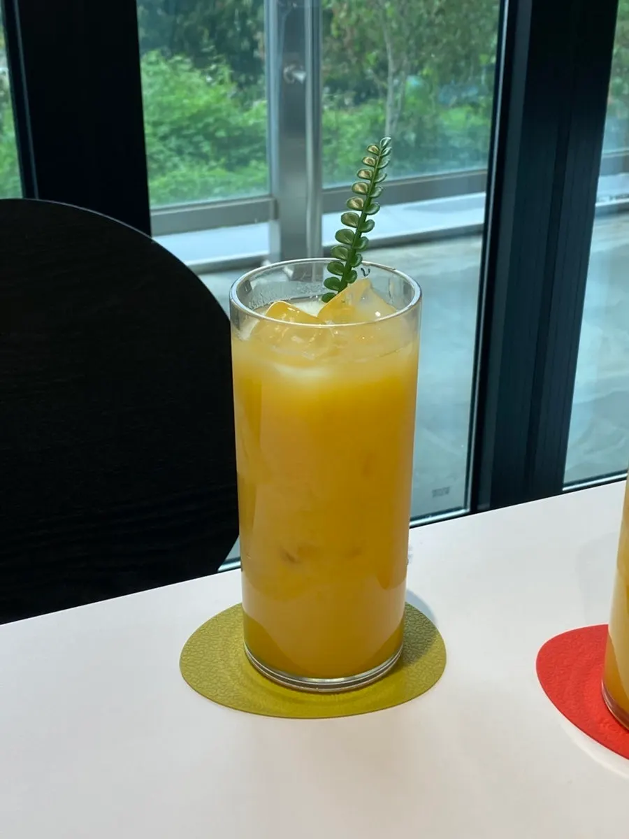 Melon snow bingsu and two glasses of fresh mango juice