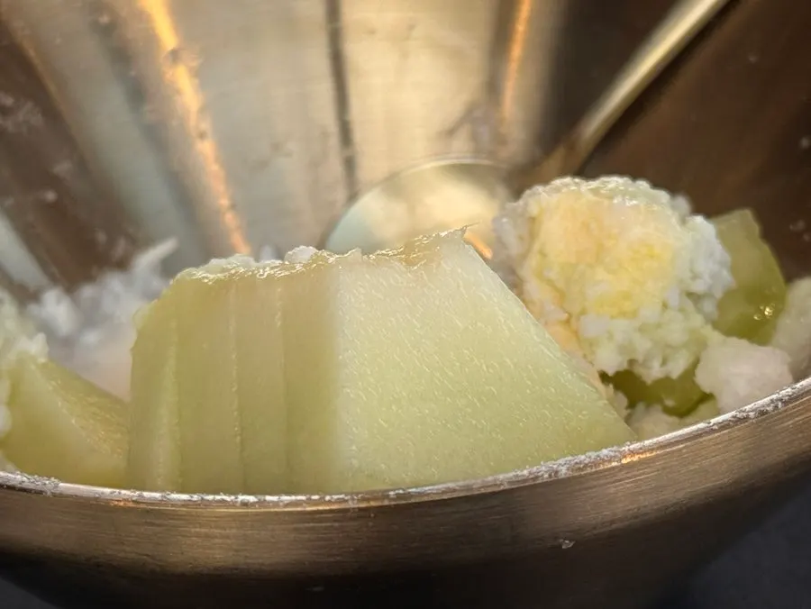 A spoonful of the melon snow bingsu