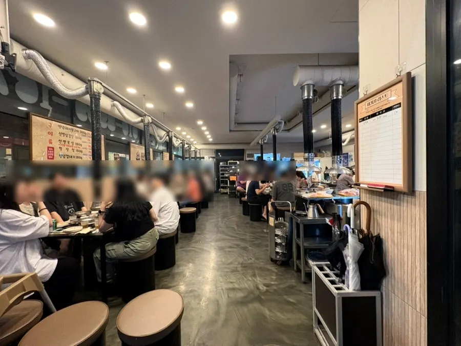 Interior of Tannae Paju Main Branch at dinner time