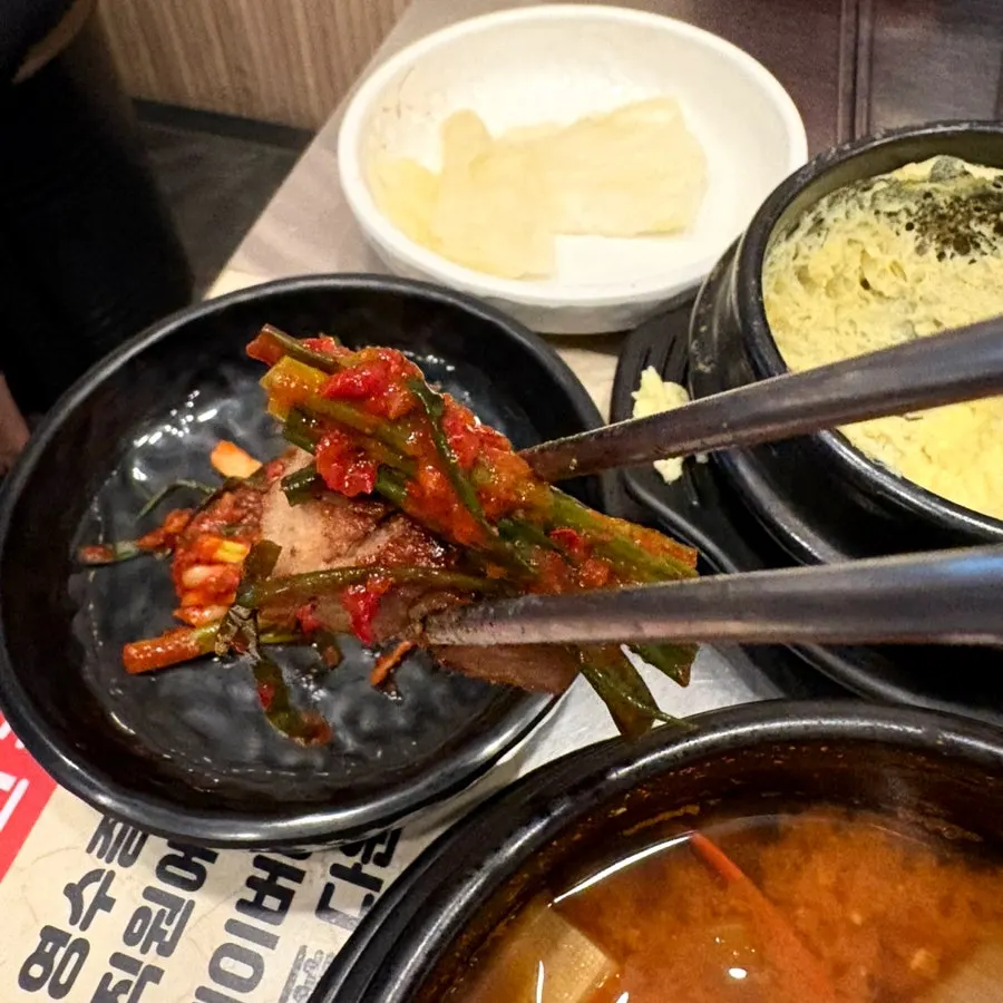 Seasoned lettuce and green-onion kimchi