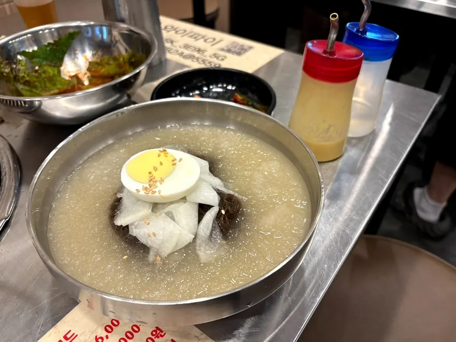 Cold buckwheat noodles with floating ice