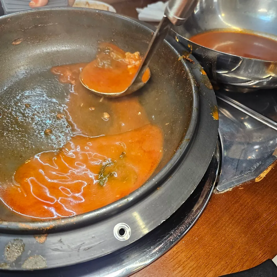 Preparing cheese fried rice after scooping out the gamjatang broth