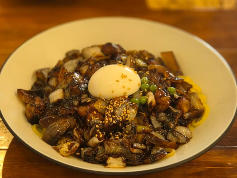 ミミチャイナのジャージャー麺一杯