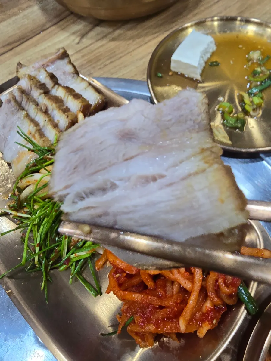 천제국수에서 주문한 국수와 수육 상차림
