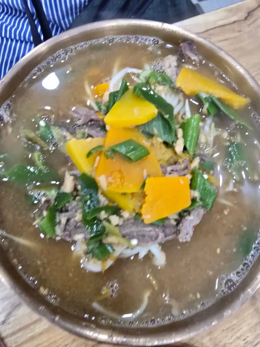 한우양지와 단호박 고명의 된장국수