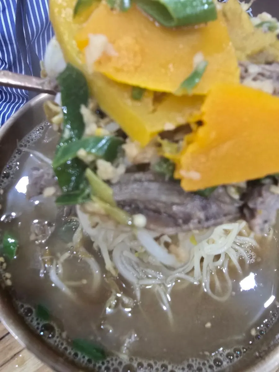 놋그릇에 푸짐하게 담긴 한우양지 된장국수